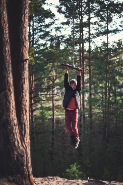 Adolescente no bungee na floresta de outono — Fotografia de Stock