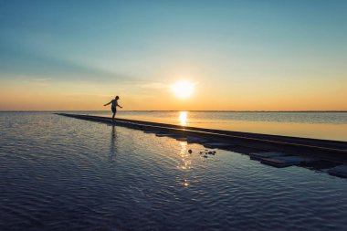 Güzellik gün batımında demiryolunda çocuk