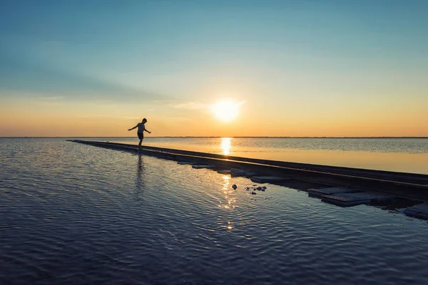 Garçon sur le chemin de fer au coucher du soleil beauté — Photo