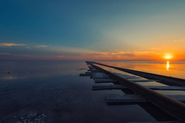 Güzel gün batımı tuzlu gölde