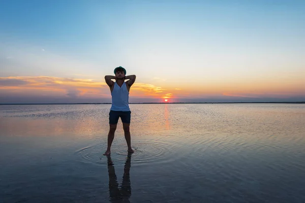 Coucher de soleil beauté sur le lac salé — Photo