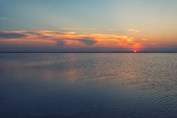 Krásný západ slunce na slaném jezeře — Stock fotografie