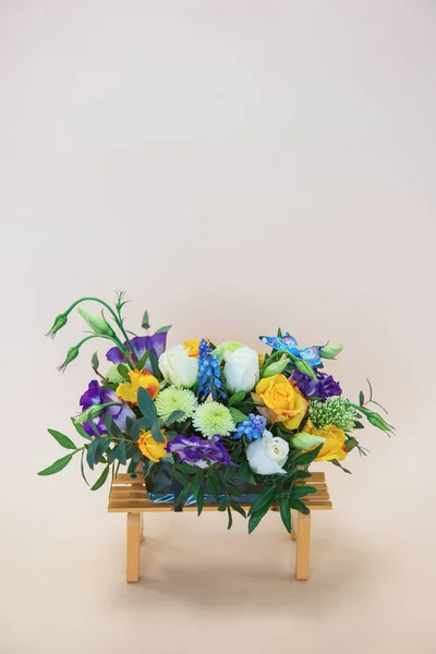 Boeket van verschillende bloemen — Stockfoto