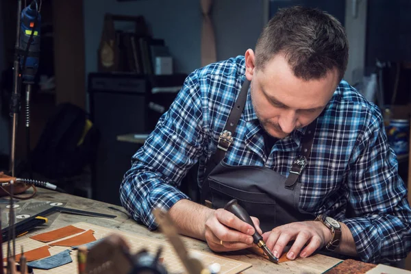 Konzept der handwerklichen Herstellung von Lederwaren. — Stockfoto