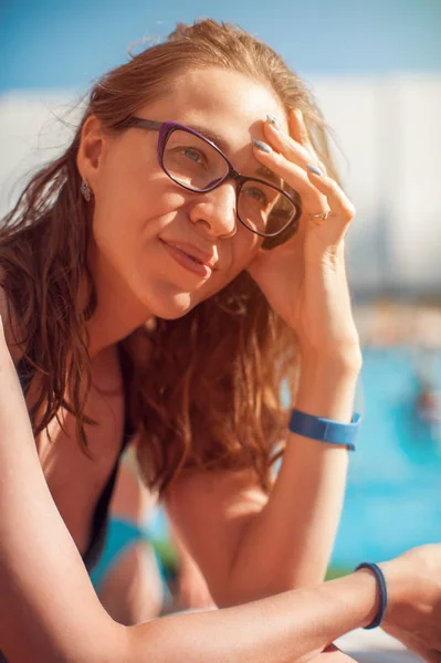 Mulher close-up retrato relaxante por piscina — Fotografia de Stock