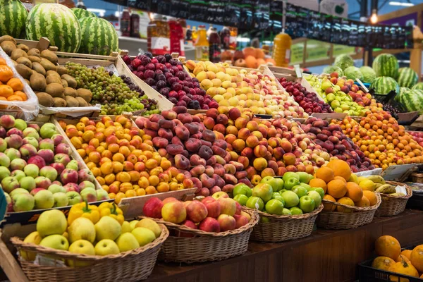 Sortimento de frutas no mercado — Fotografia de Stock