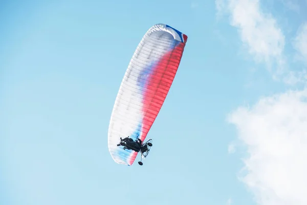 Parapente en las montañas —  Fotos de Stock