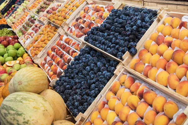 Surtido de frutas en el mercado — Foto de Stock