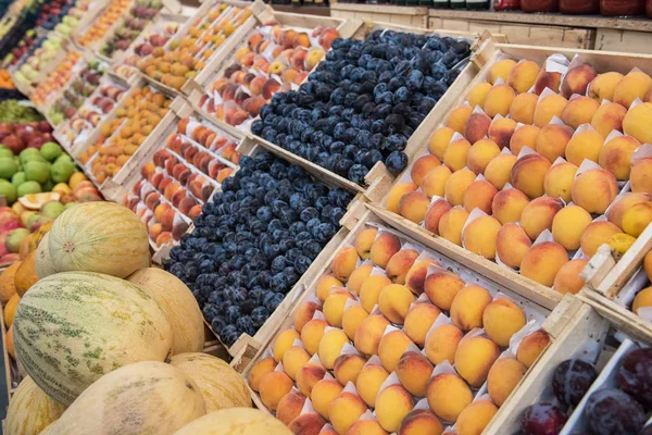 Surtido de frutas en el mercado —  Fotos de Stock