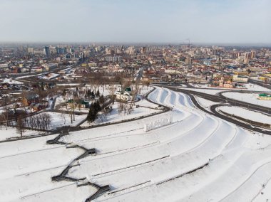 Köprüde araba ve köprünün hava görüntüsü.