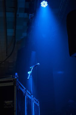 mavi ışıklar ile konser salonunda mikrofon