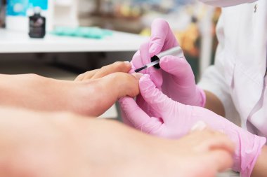 Güzellik salonunda pedikür prosedürü