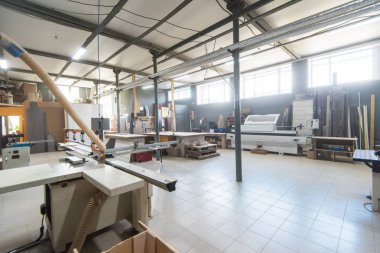 Mobilya fabrikasında üretim bölümü.