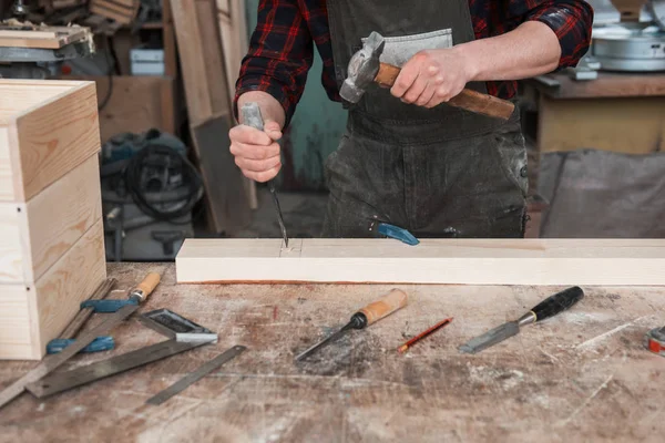 Der Arbeiter fertigt die Maße des Holzbrettes an — Stockfoto