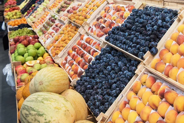 Reife Wassermelonen auf Bauernmarkt — Stockfoto