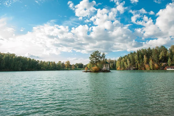 Летний пейзаж озера с хрустальной и пресной водой Айя — стоковое фото