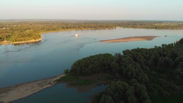 Widok z lotu ptaka na rzekę i łodzie — Wideo stockowe