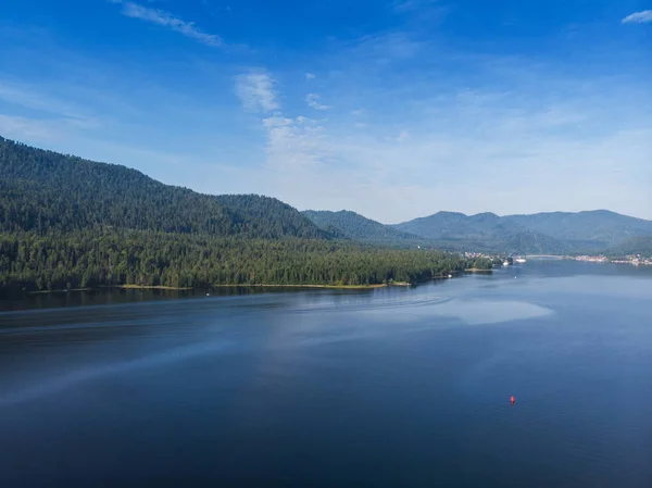 Vista aerea sul lago Teletskoye nelle montagne di Altai — Foto Stock