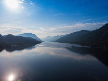 Altai dağlarındaki Teletskoye Gölü 'nün havadan görünüşü