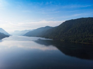 Altai dağlarındaki Teletskoye Gölü 'nün havadan görünüşü