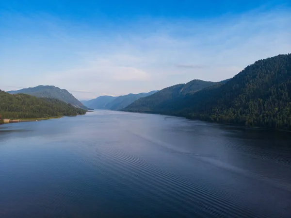 Vista aerea sul lago Teletskoye nelle montagne di Altai — Foto Stock