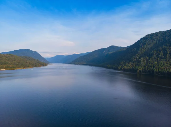 Vista aerea sul lago Teletskoye nelle montagne di Altai — Foto Stock