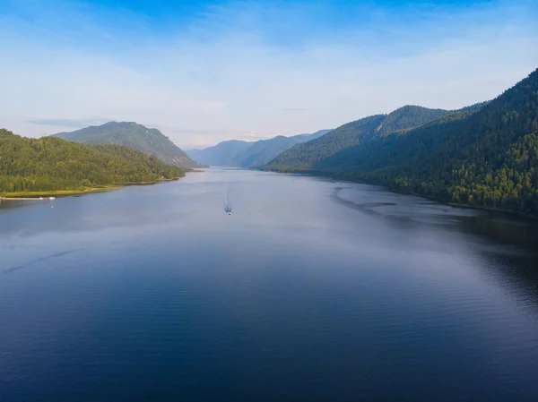 Lago Teletskoye nelle montagne di Altai — Foto Stock