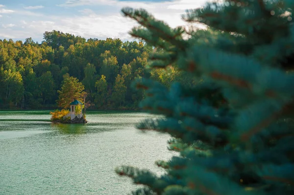 Letni krajobraz jeziora z kryształu i słodkiej wody Aya — Zdjęcie stockowe