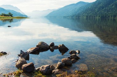 Altai dağlarında Teletskoye Gölü