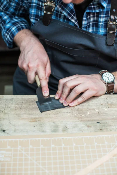 Concepto de producción artesanal de artículos de cuero. — Foto de Stock