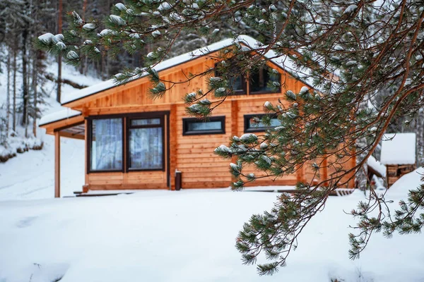 Winterferienhaus im Wald. — Stockfoto