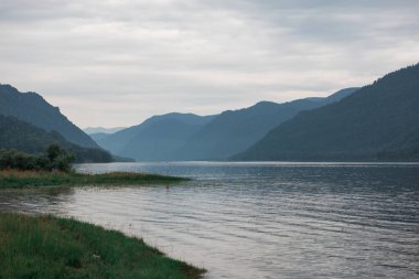 Altai dağlarında Teletskoye Gölü