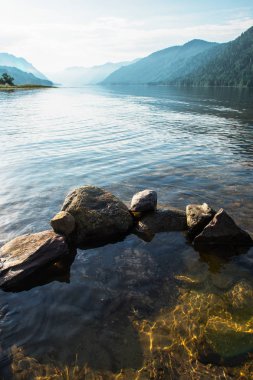 Altai dağlarında Teletskoye Gölü