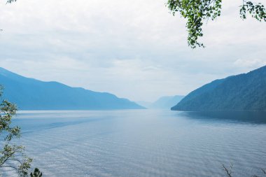 Altai dağlarında Teletskoye Gölü