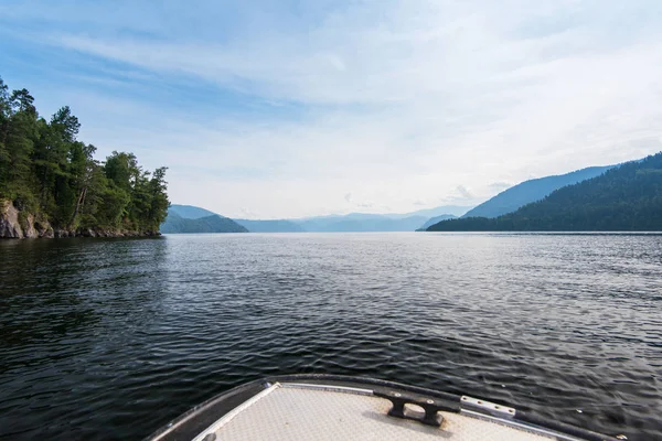 Lago Teletskoye nelle montagne di Altai — Foto Stock