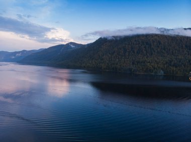 Altai dağlarındaki Teletskoye Gölü 'nün havadan görünüşü