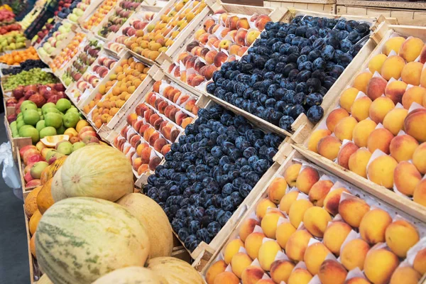 Asortyment owoców na rynku — Zdjęcie stockowe