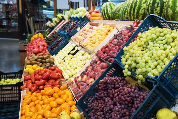 Sortimento de frutas no mercado — Fotografia de Stock