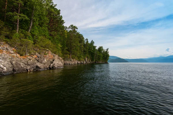 Lago Teletskoye nelle montagne di Altai — Foto Stock