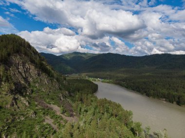 Katun Nehri 'nin havadan görünüşü