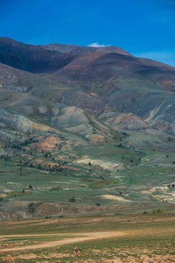 Farklı renkte dağlar