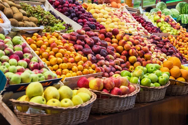 Sortiment ovoce na trhu — Stock fotografie
