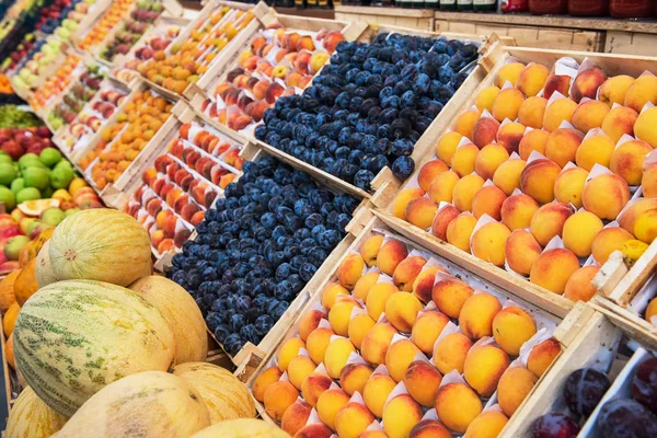 Surtido de frutas en el mercado —  Fotos de Stock