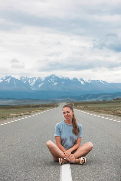 Mujer sentada en el camino — Foto de Stock