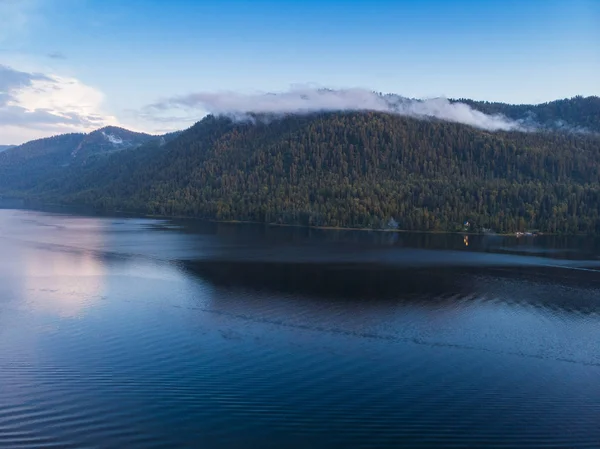 Vista aerea sul lago Teletskoye nelle montagne di Altai — Foto Stock