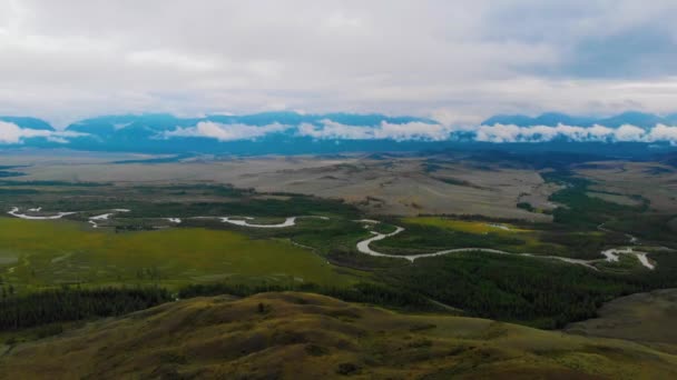 Vídeo aéreo sobre el río Chuya en la estepa del Kurai — Vídeo de stock