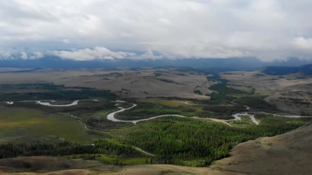 Luftbild über dem Fluss Chuya in der Kurai-Steppe — Stockvideo