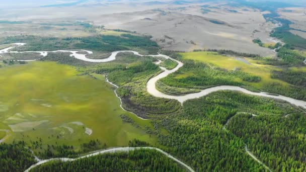 Aerial video over river Chuya in the Kurai steppe — Stock Video