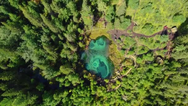 Lago géiser con manantiales termales — Vídeos de Stock