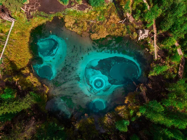 Lago géiser con manantiales termales — Foto de Stock